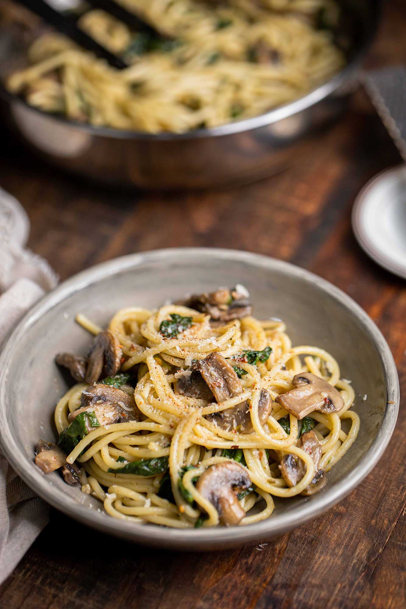 Spinach and mushroom spaghetti - 15 minute dinner - ChompSlurrpBurp